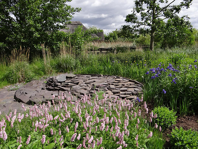 Le jardin de pierres. Renouées, iris et graminées - © G. Carcassès